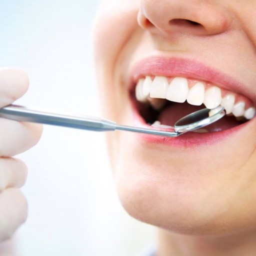 Kdy zvolit zubní můstek a kdy už implantát?