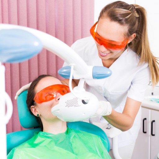 Bělení zubů doma nebo u stomatologa? Co je lepší?